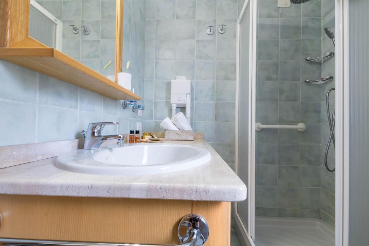 Hotel Villa Del Mare Solanas Solanas  Ngoại thất bức ảnh
